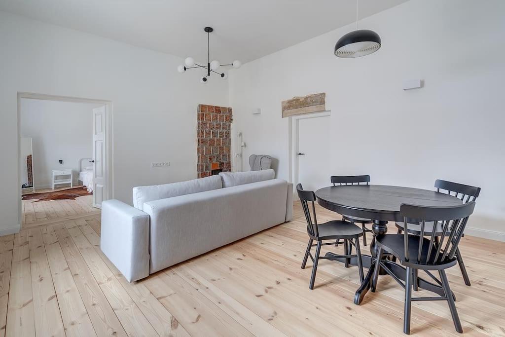 Spacious 2-Bedroom Flat In Old Town By Urban Rent วิลนีอุส ภายนอก รูปภาพ